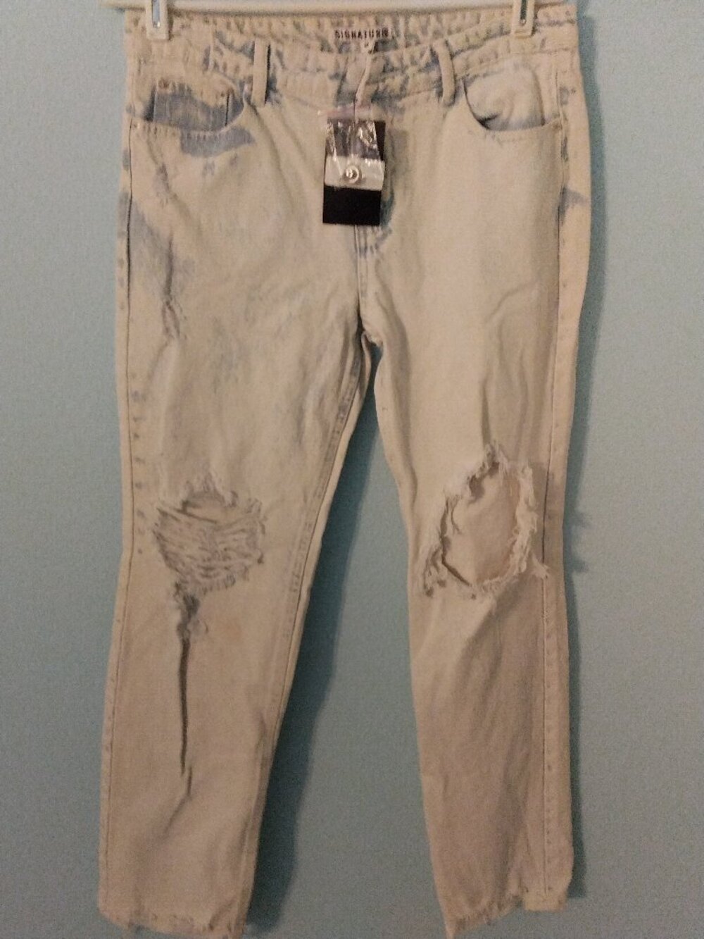 NWT Signature8 Women Heavy Washed, Distressed Denim Pants Size Medium